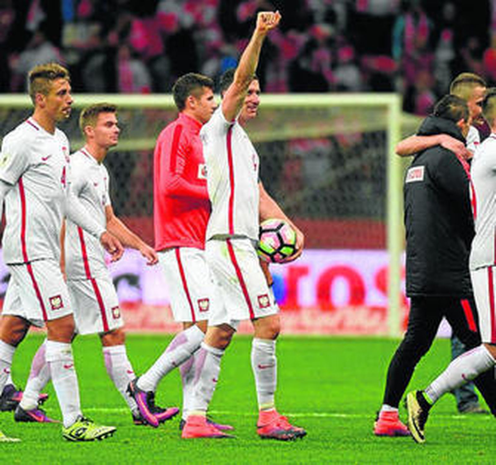 Lewandowski se lleva el balón del partido después de anotar los tres tantos.