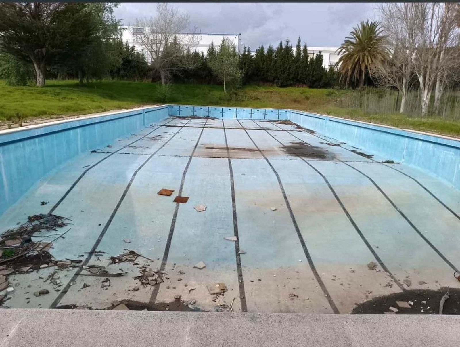 Estado de la piscina de verano de Los Barrios, según los socialistas.