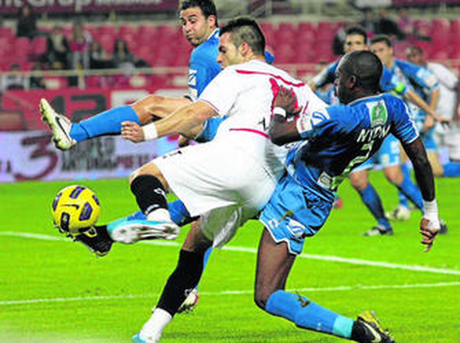 Íñigo López y Nyom tratan de impedir el remate a puerta de Negredo.