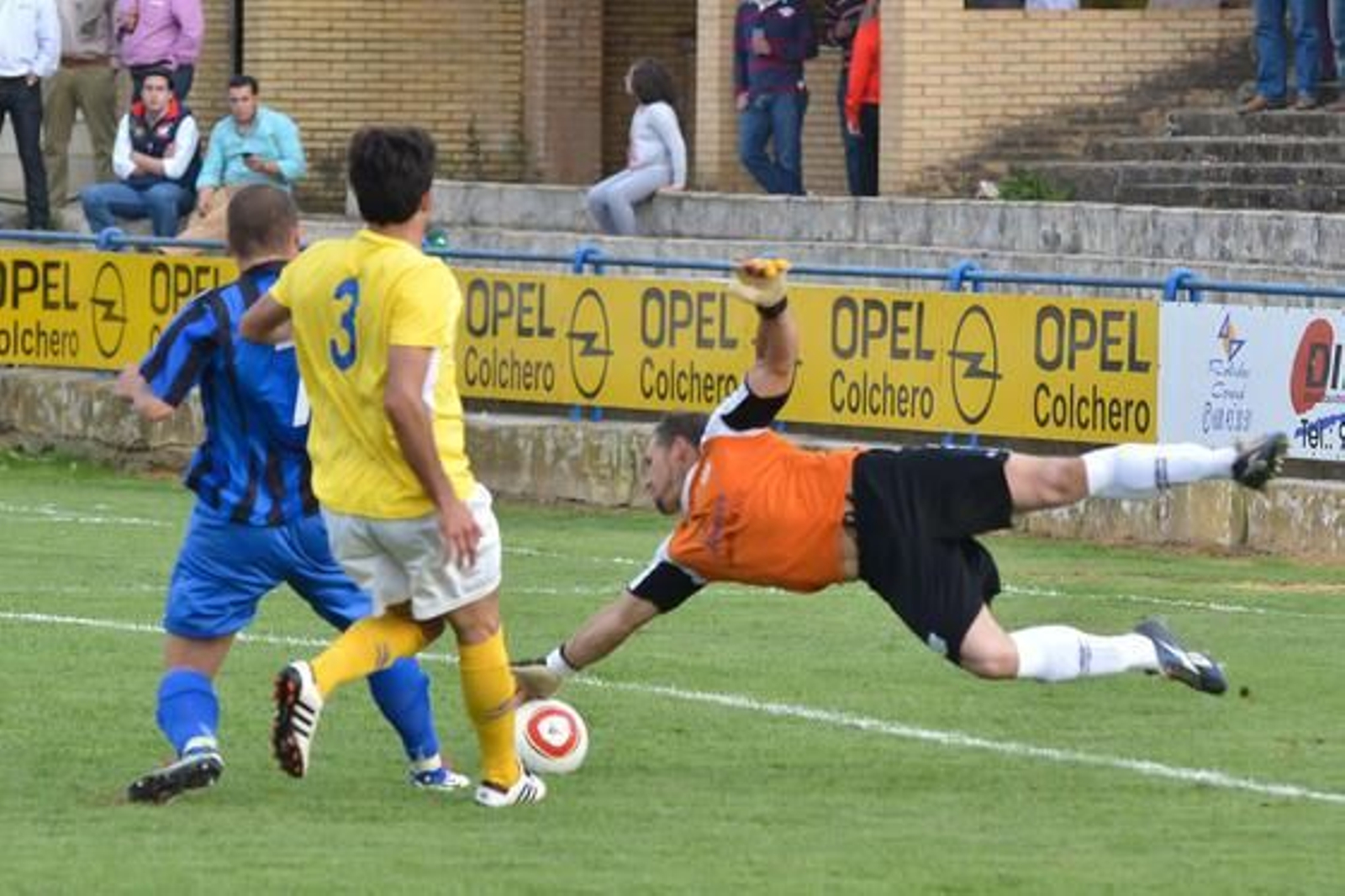 La mejoría de la Unión no basta para lograr la victoria en casa del Coria. 

Foto: David de la Rosa (LOF)