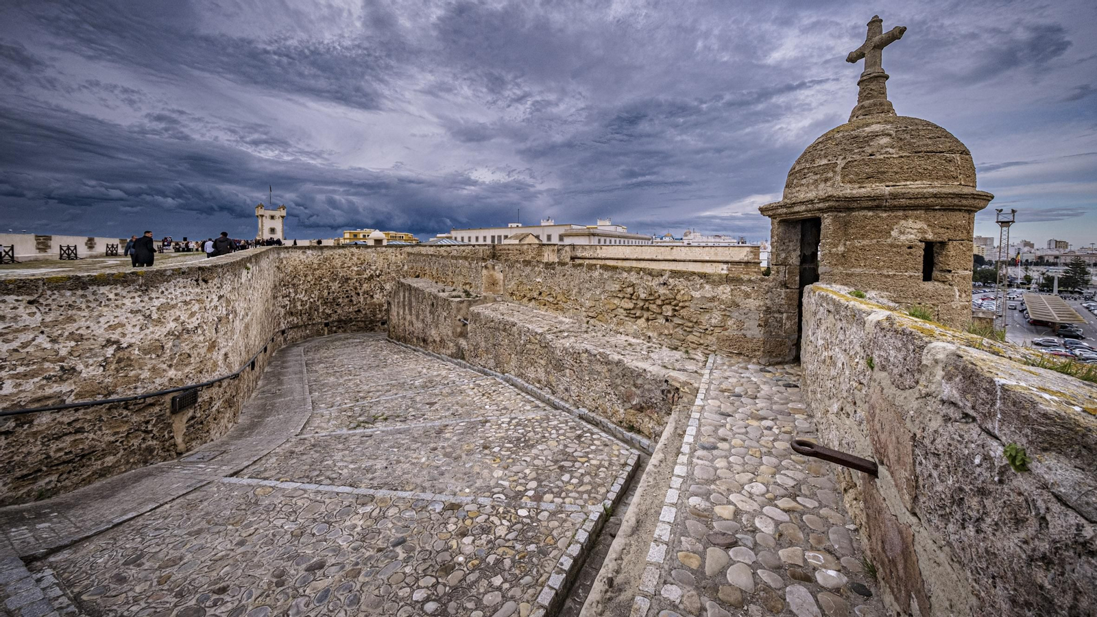 Las imágenes de la reapertura del paseo superior de las Puertas de Tierra