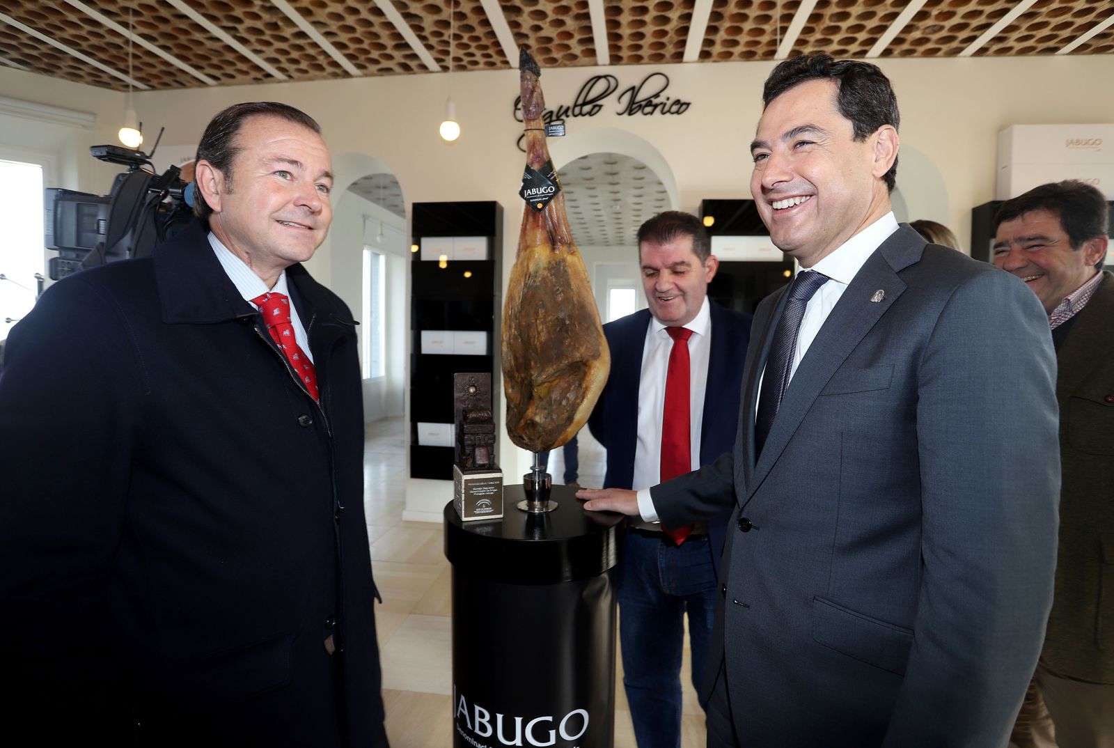 Imágenes de la visita del presidente de la Junta, Juanma Moreno a Jabugo, Ayuntamiento y sede de la DO Jabugo.