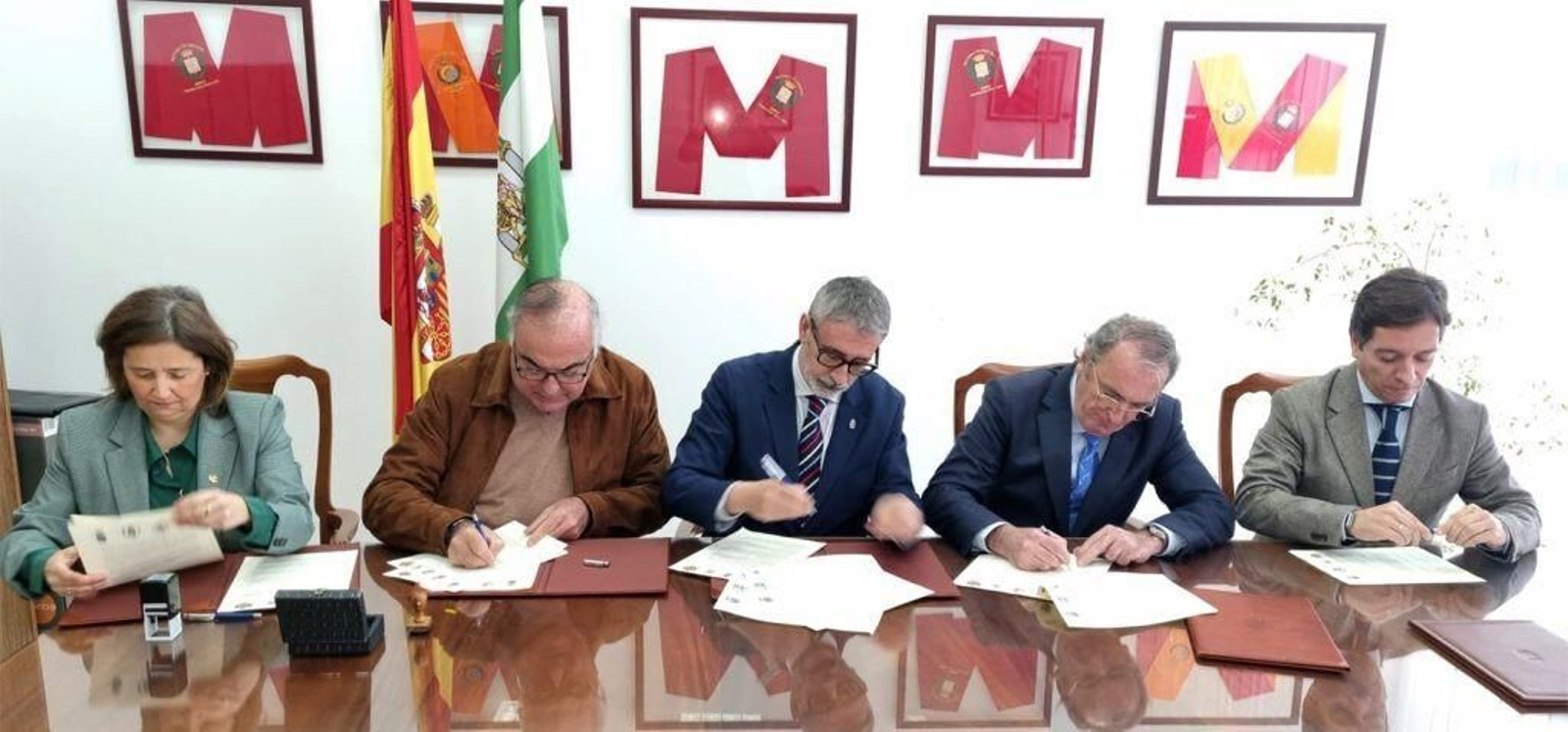 Firma del convenio de colaboración, este jueves en el Campus de Jerez.