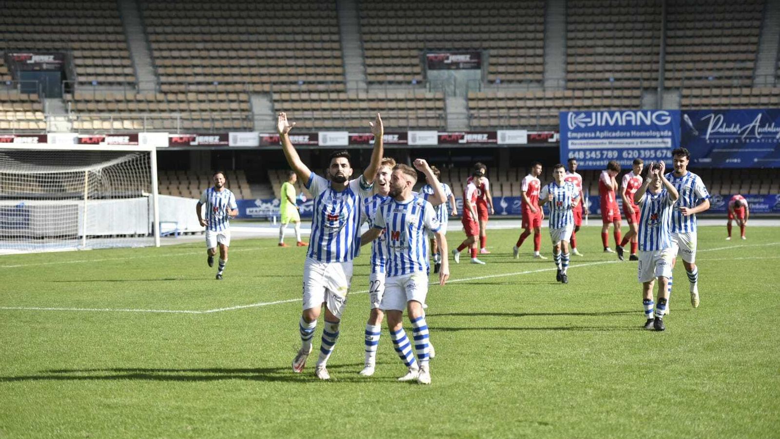 Kevin brinda a la grada su golazo de falta, el que cerró el marcador.