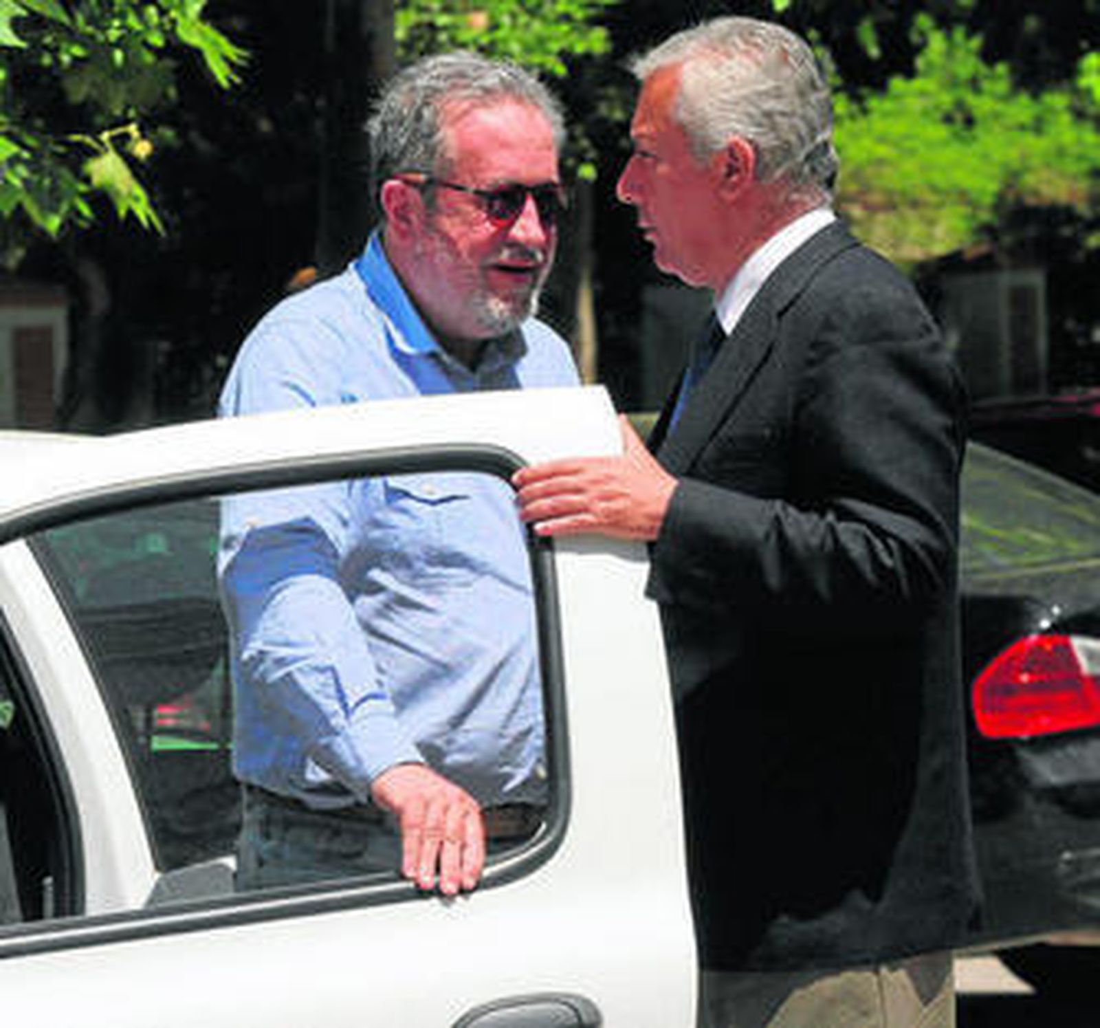 Luis Carlos Rejón y Javier Arenas, en 2011, cuando el segundo hacía campaña y se encontraron en Baena.