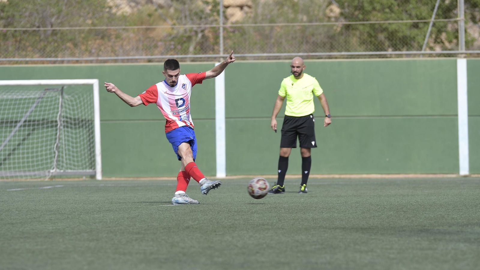 El almeriense Dani Lidueña en plena ejecución del penalti con el que anotó el primer tanto del partido.
