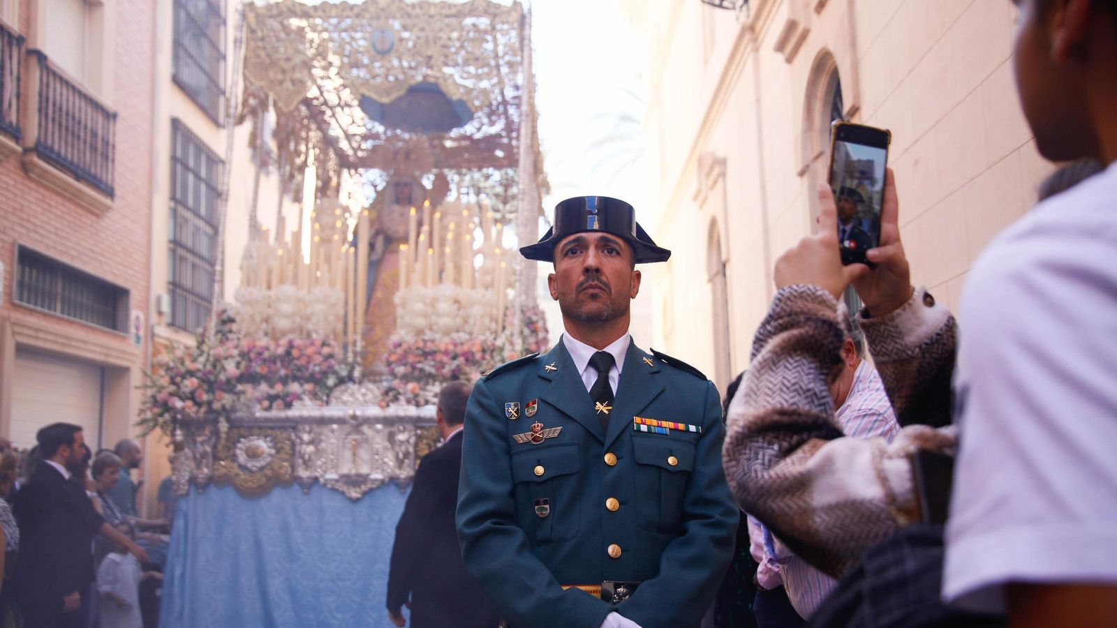 Vea la salida de la Hermandad de Los Ángeles de la Catedral de Almería