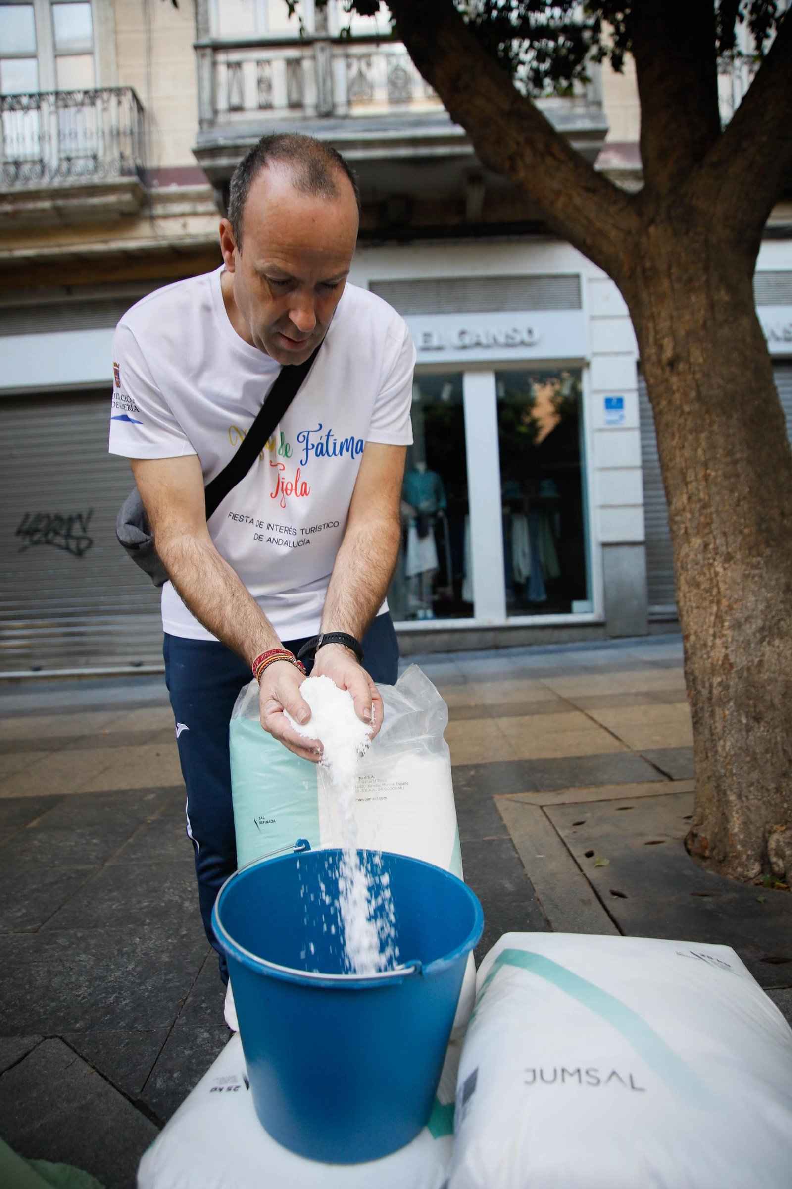 Así es la alfombra de serrín de 60 metros en el Paseo de Almería, en imágenes.