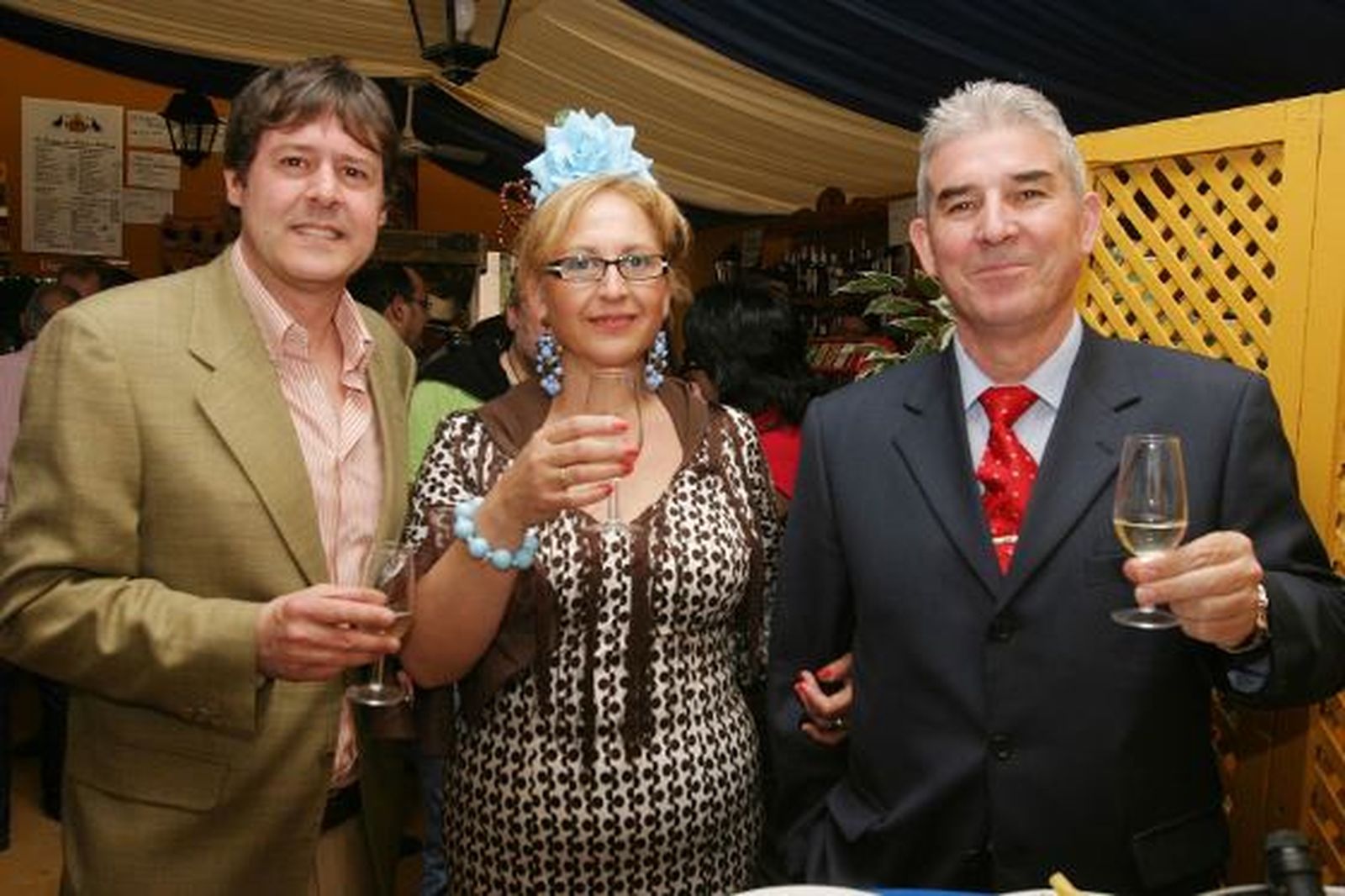 Juan Luis Pérez, del departamento comercial del Diario, junto a los propietarios de muebles Domenech, Amparo Sánchez y Juan Domenech.

Foto: Vanesa Lobo