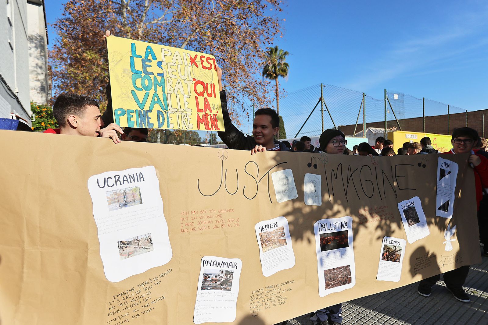 Imágenes del acto del Día a la No Violencia y la Paz del Colegio La Hispanidad