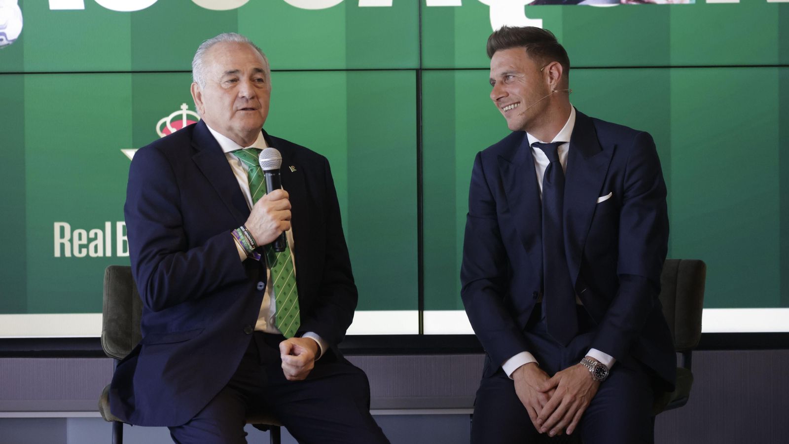 Joaquín escucha atento a Rafael Gordillo.