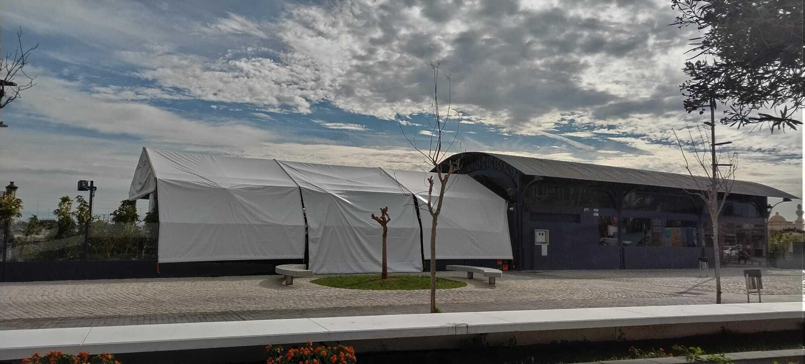 La carpa instalada, anexa al antiguo tinglado del muelle, actualmente el pub 'La Cristalera'.