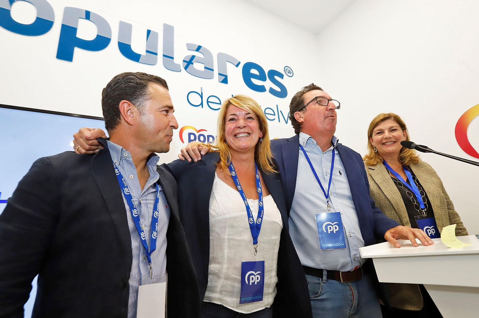 Pilar Miranda celebra junto a Felipe Arias, Manuel Andrés González y Berta Centeno el triunfo del 28M.