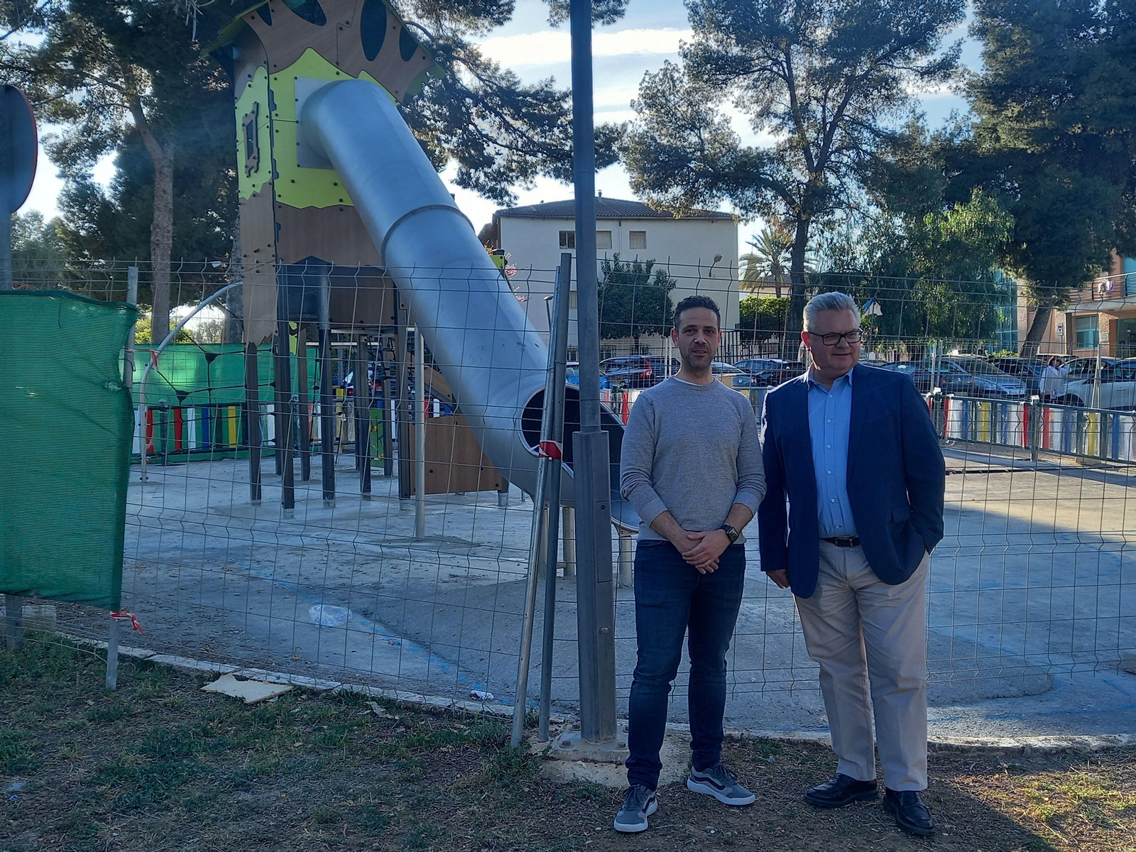 Visita a las obras de la nueva zona infantil en el Parque de Los Pinos.
