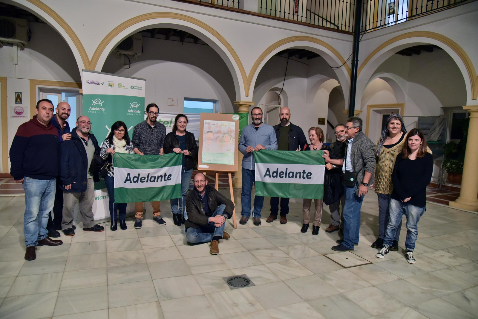 Pegada de carteles en el inicio de la campaña electoral a las elecciones andaluzas