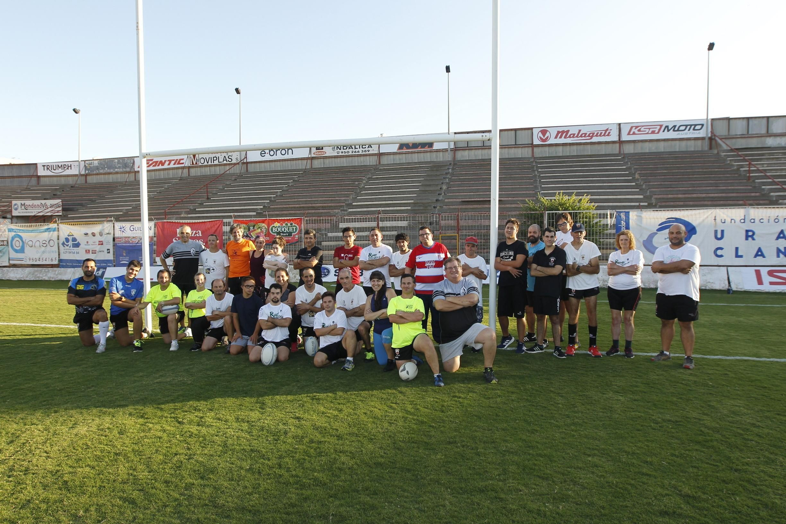 Los cruzados posan en uno de los fondos del Estadio Municipal Juan Rojas