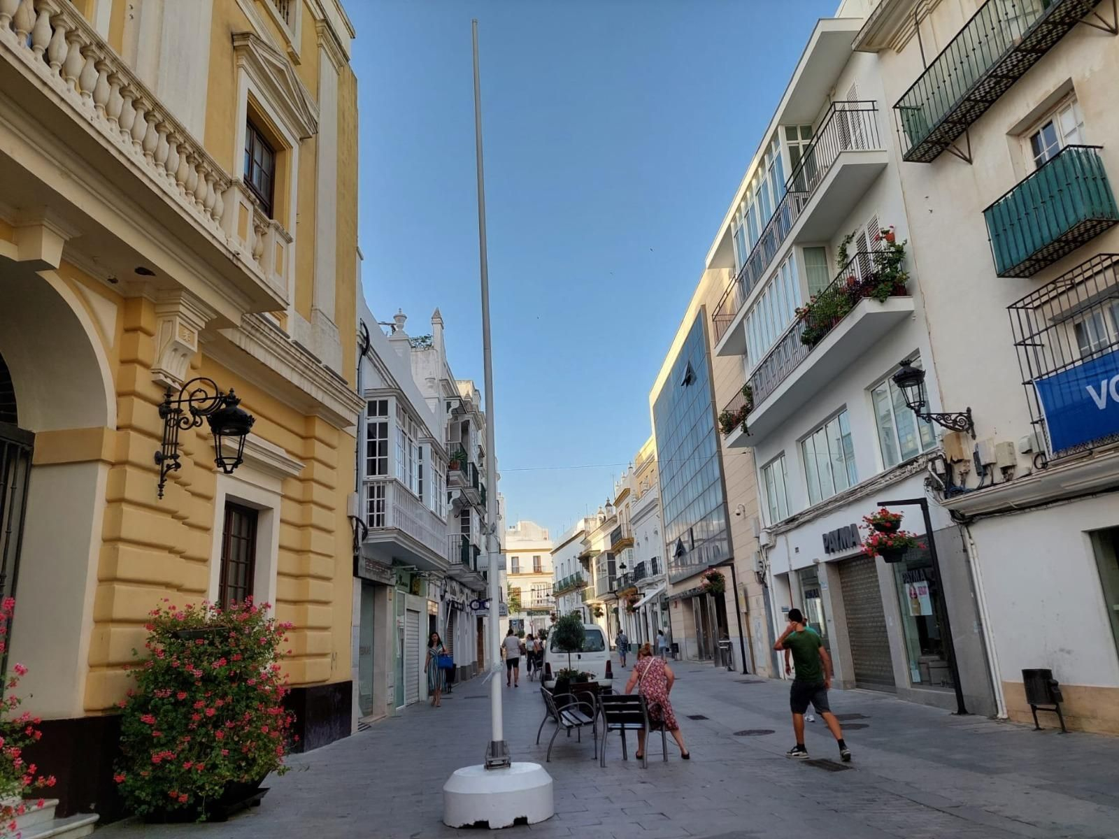 El mástil sin la bandera LGTBI+ en la puerta del Ayuntamiento de Chiclana.