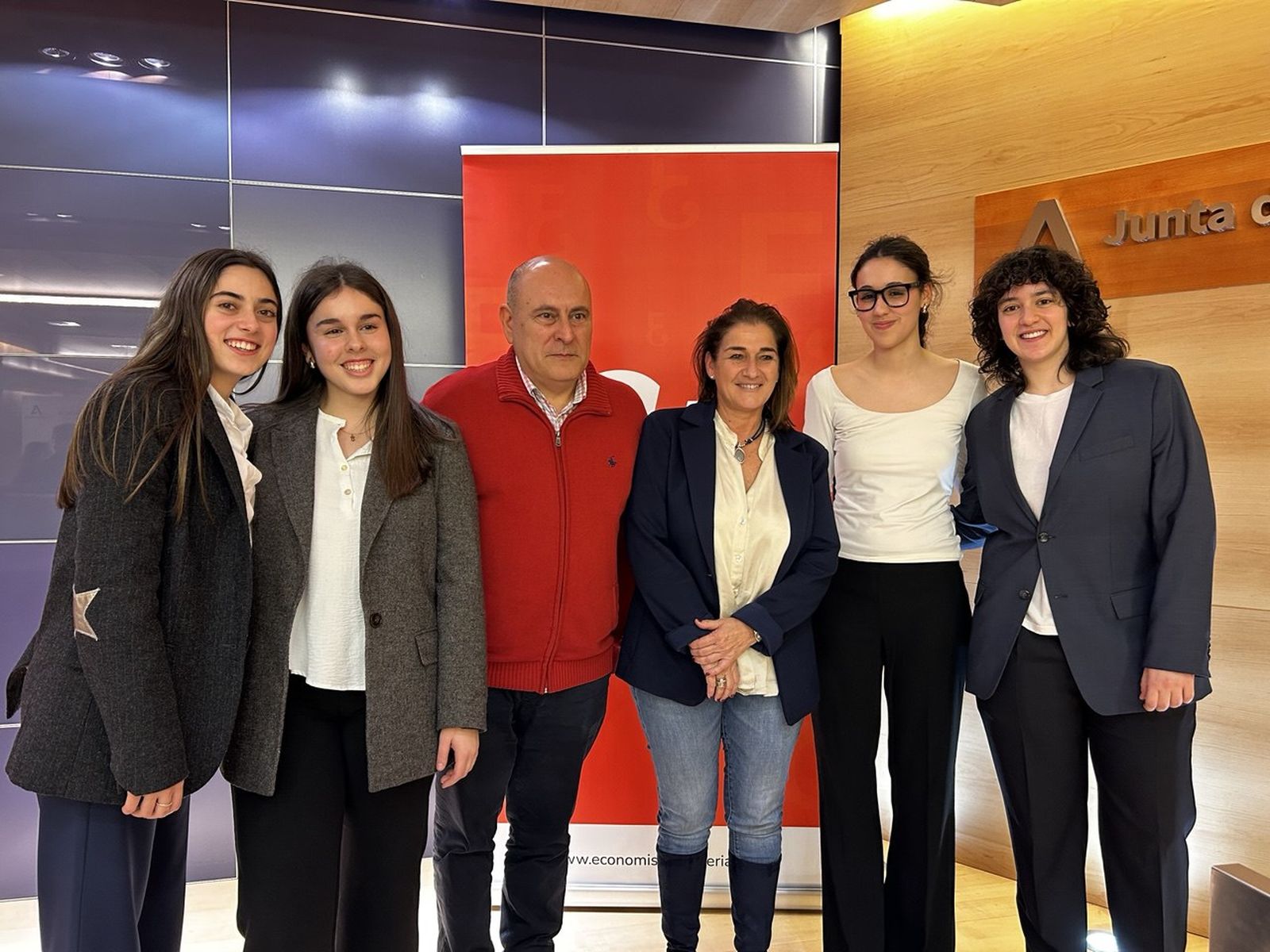 Las alumnas del SEK Alborán que han ganado el Torneo de Debate Económico de Almería