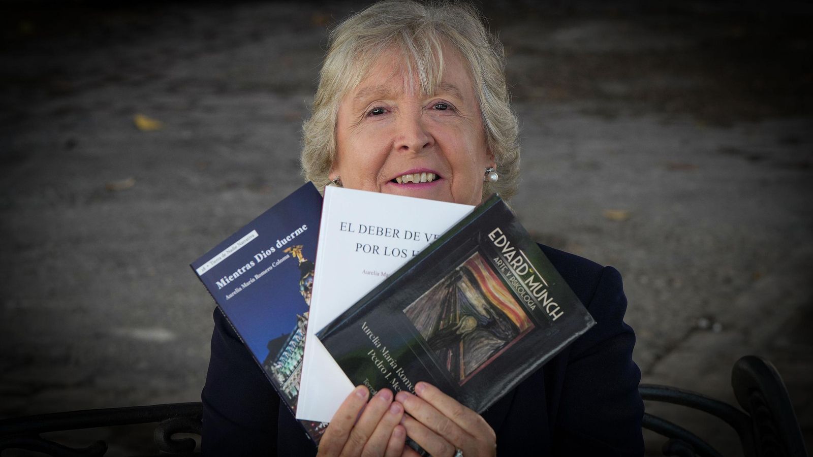 La autora posa con sus tres nuevas obras.