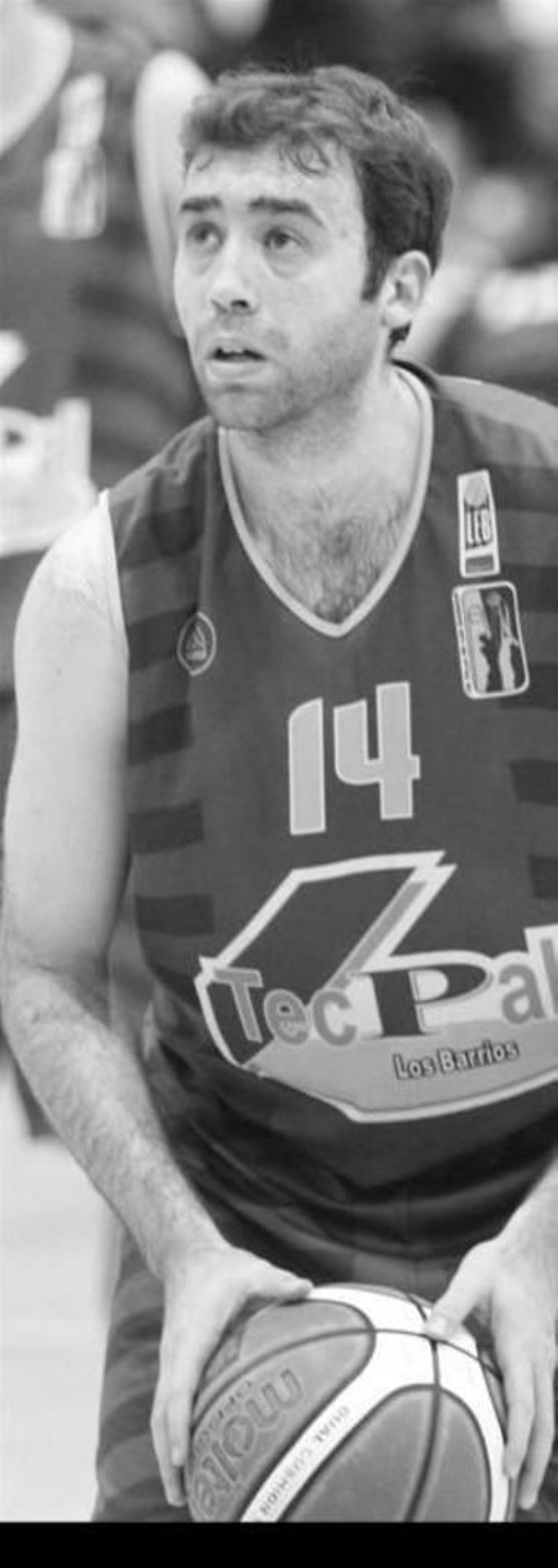 Pedro Rivero se prepara para lanzar un tiro libre.