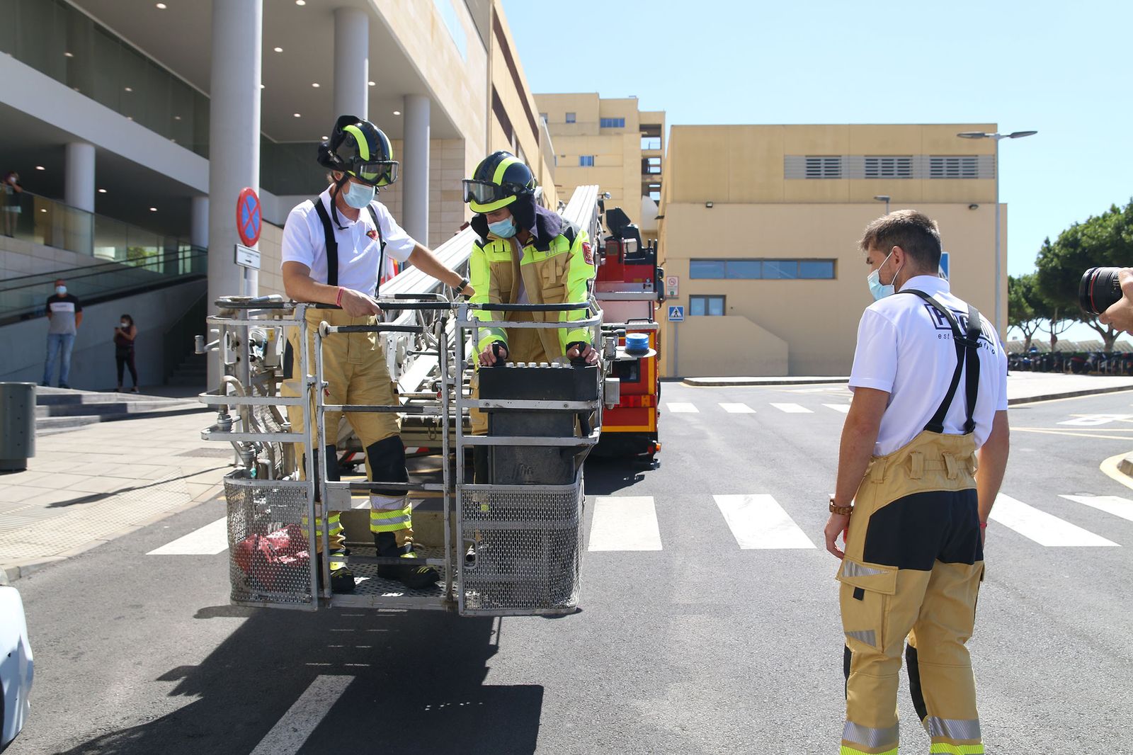 Fotogalería los bomberos de Almería regalan un cochecito eléctrico y camisetas a los niños hospitalizados de Torrecárdenas