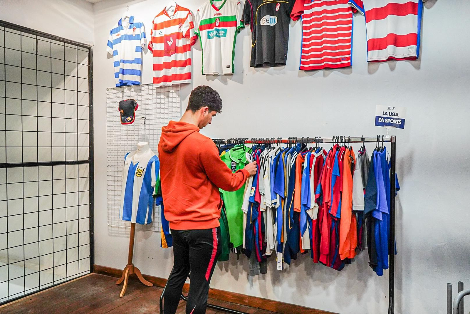 Las imágenes: así es la tienda con más de 3.000 camisetas de fútbol retro de Granada