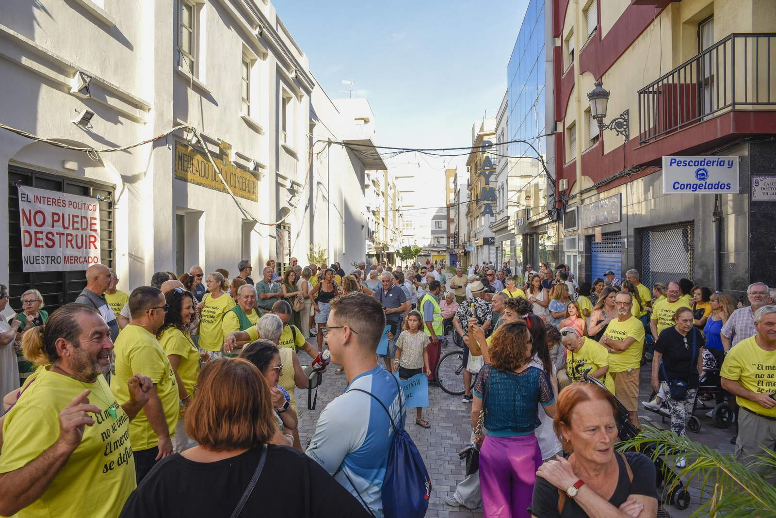 Las fotos de la protesta de los comerciantes de La Línea por la gestión del mercado municipal