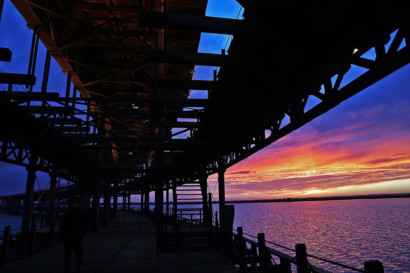 El impresionante atardecer en el muelle de la compañía Riotinto
