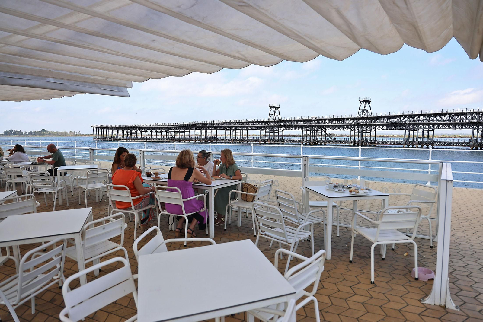 Imágenes del ambiente en el entorno del Paseo de la Ría