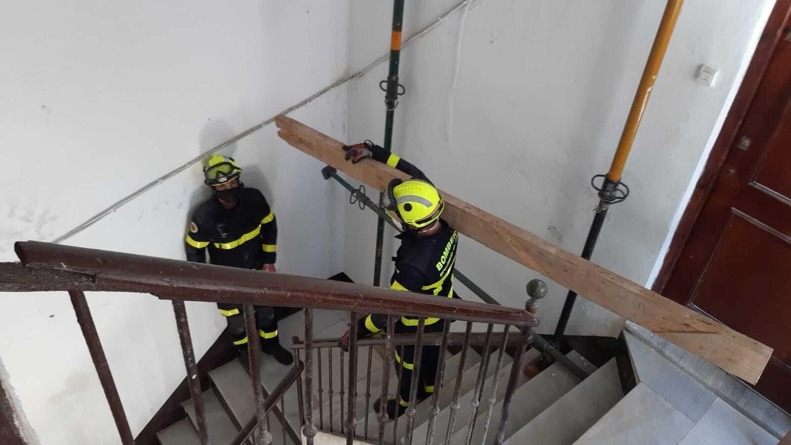 Bomberos actuando en la finca de la calle Flamenco.