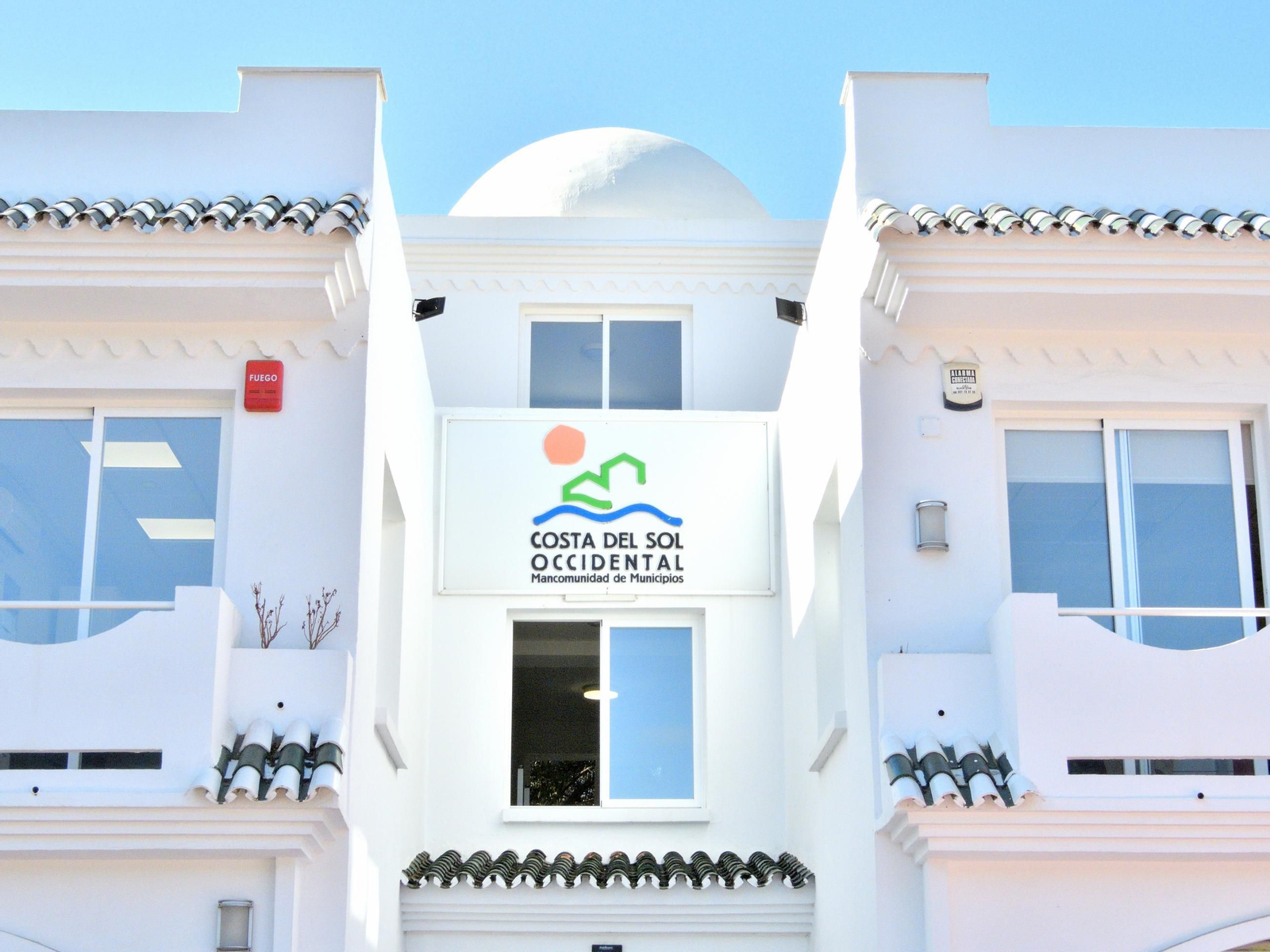 La fachada principal de la Mancomunidad de Municipios de la Costa del Sol Occidental.