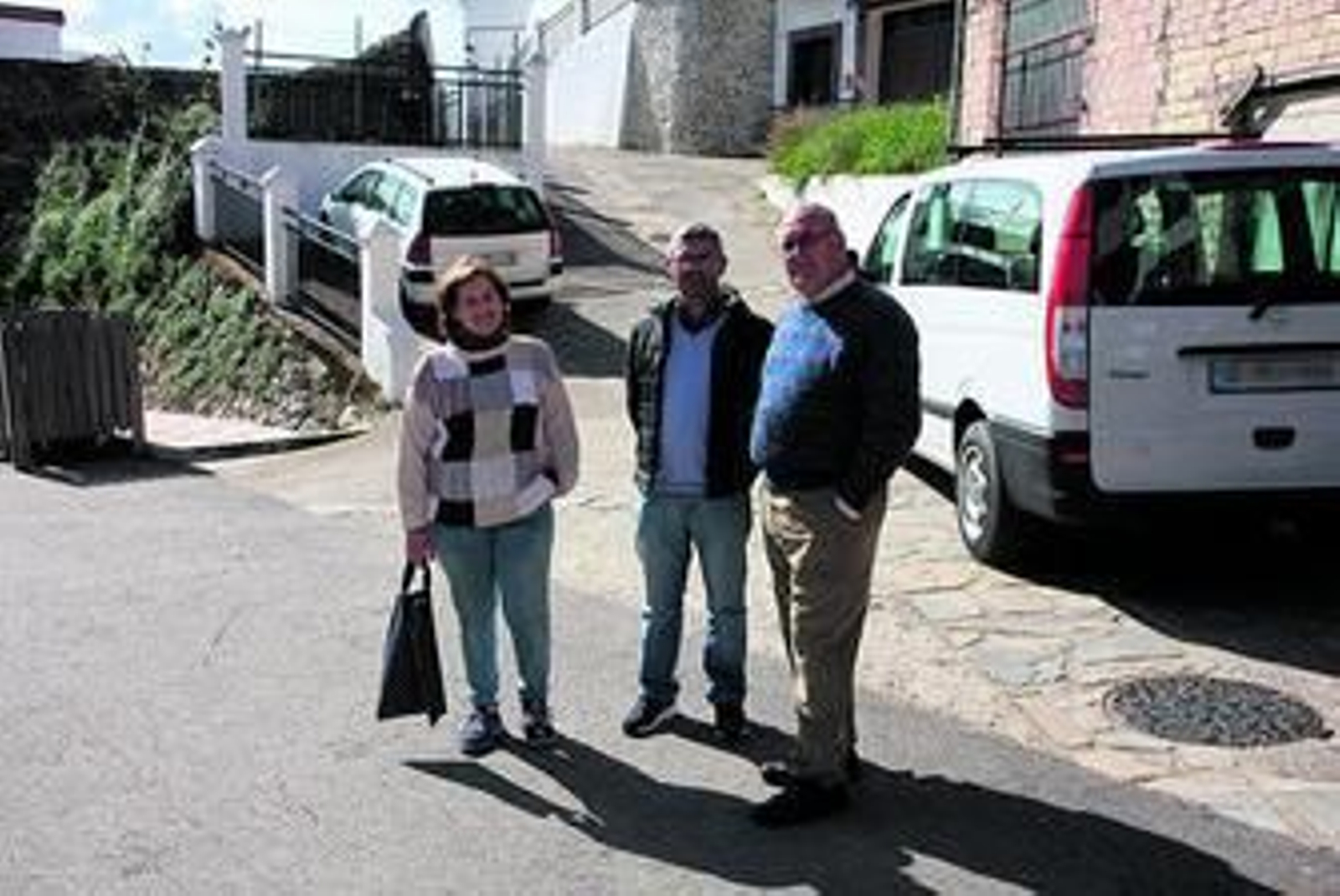 Carmen Lagos, vecina del municipio, un interesado en la oferta y Alfredo Corbacho, ex alcalde de Cartajima.