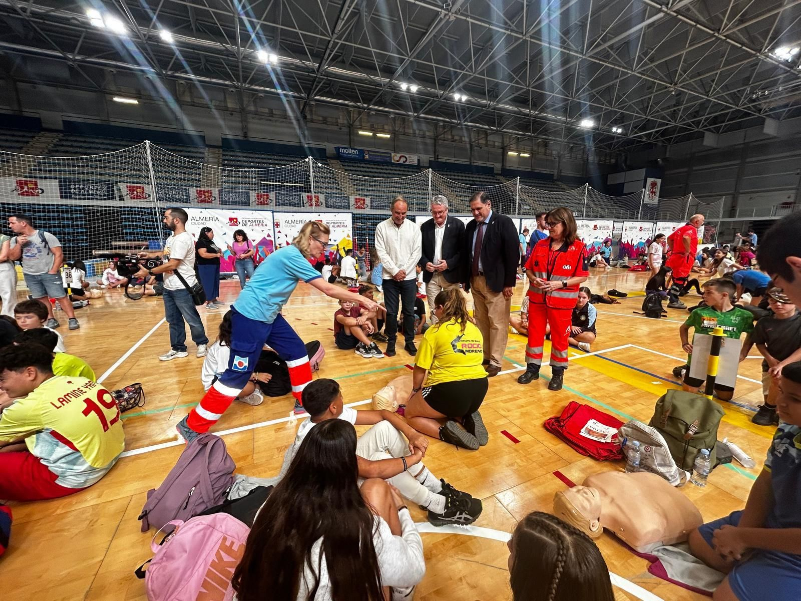 El Palacio de los Juegos del Mediterráneo ha acogido la jornada de entrenamiento en la que los profesionales del 061 han dado las claves a los adolescentes sobre cómo actuar ante una parada cardíaca. El Palacio de los Juegos del Mediterráneo ha acogido la jornada de entrenamiento en la que los profesionales del 061 han dado las claves a los adolescentes sobre cómo actuar ante una parada cardíaca.