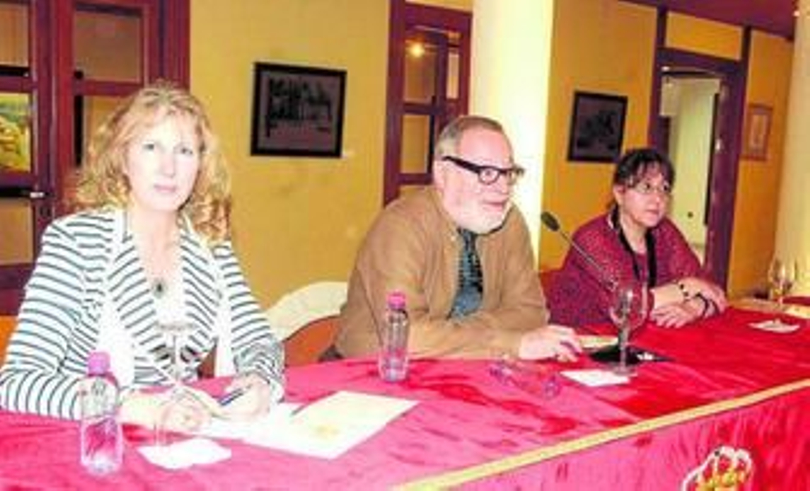 Fernando Savater entre María Dolores Ortega y Pilar Quirosa, el viernes en el Castillo de Santa Ana.