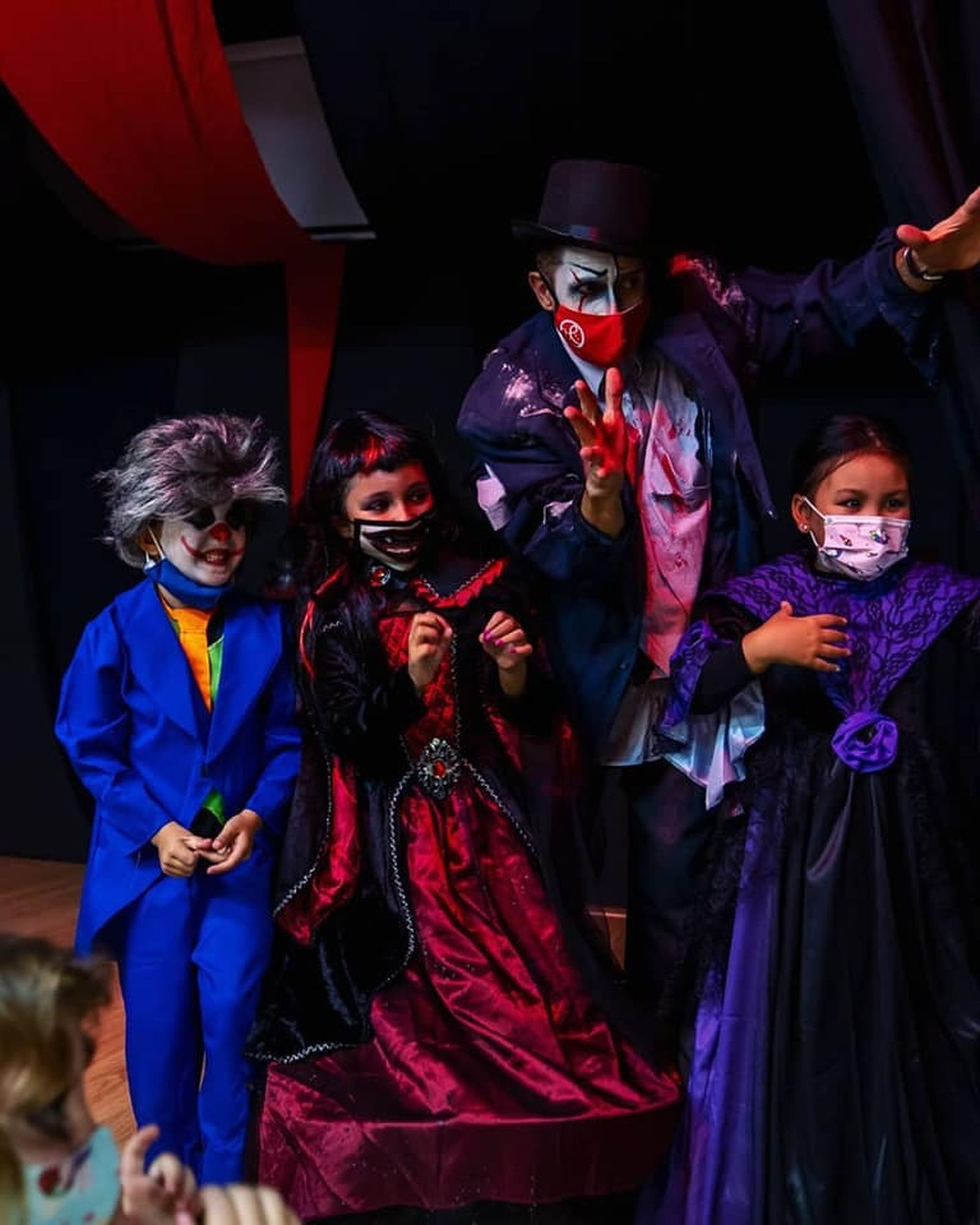 Alumnos de la Escuela de María Espejo, celebrando Halloween.