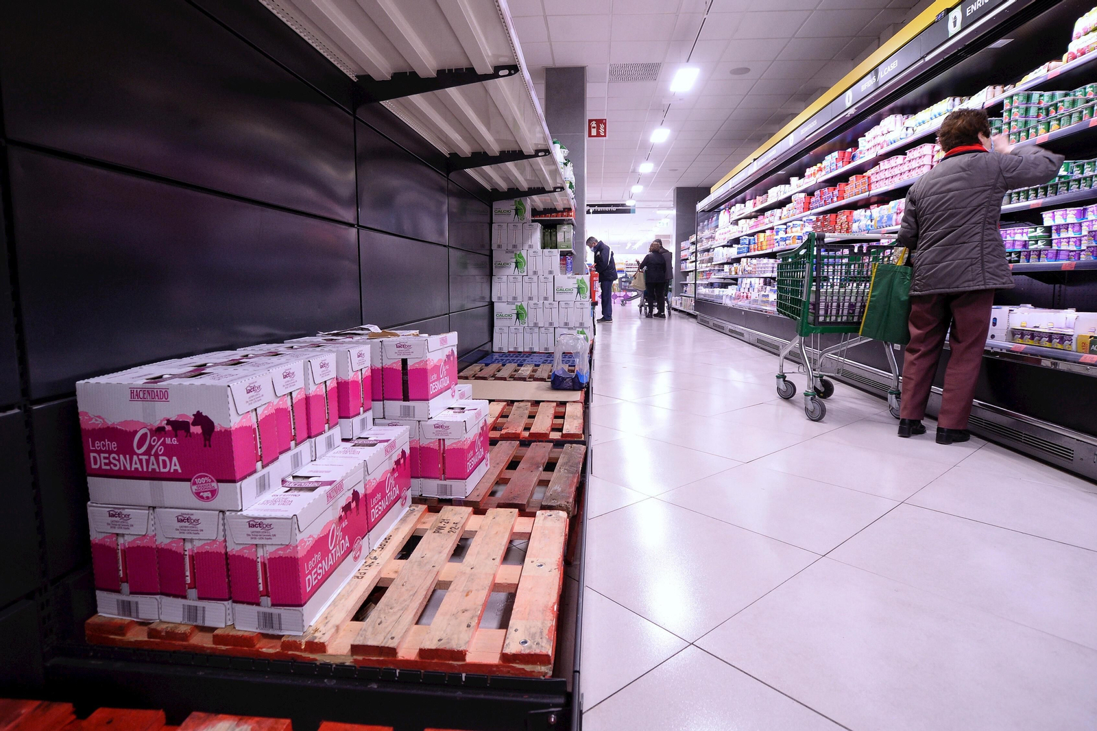 Aspecto que presentaba hace unos días el lineal de leche de un supermercado