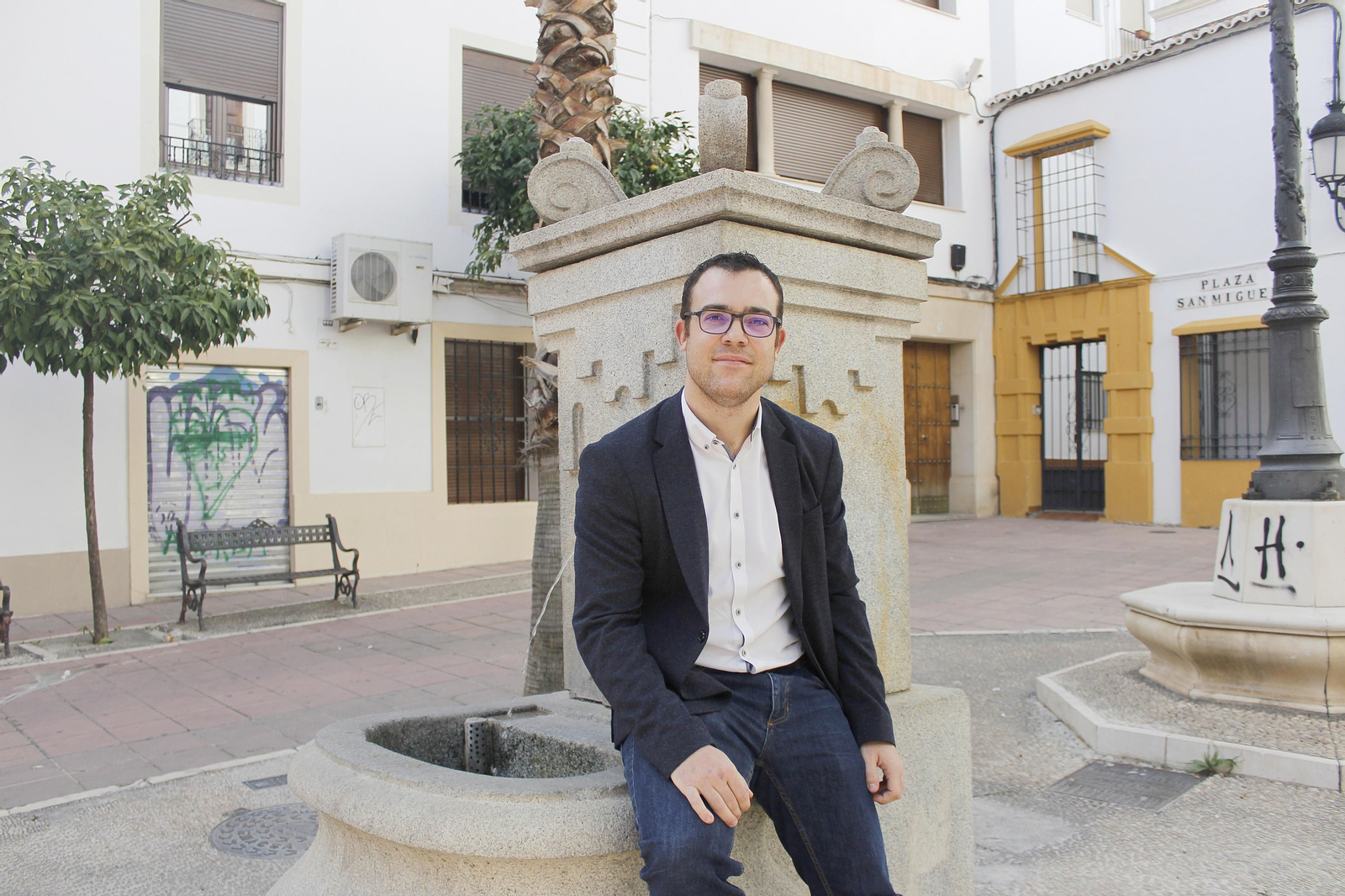 Salvador Moral posa para 'el Día' en la plaza de San Miguel.