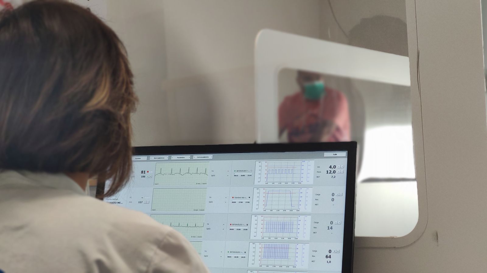 La doctora controla la monitorización de los ejercicios de los pacientes.