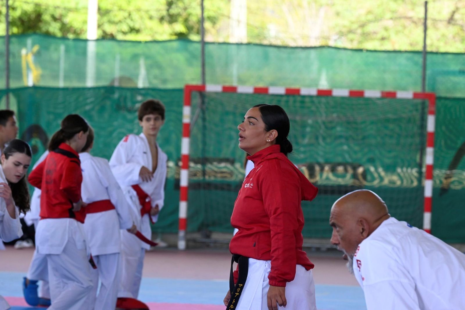 El Equipo Atama disfruta en Córdoba de la maestría de María Torres, campeona del mundo de kárate