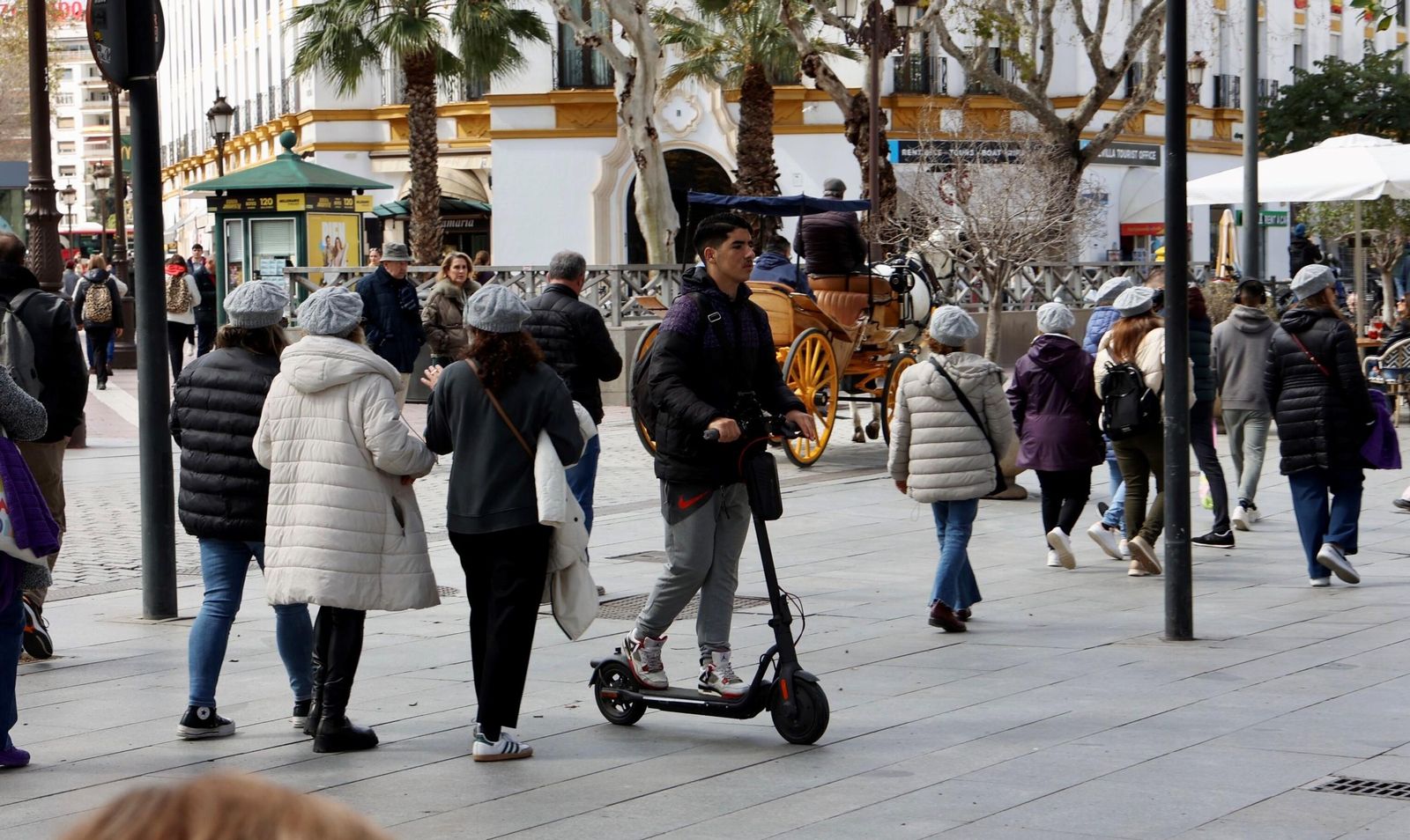 En zonas peatonales los usuarios de patinetes deben bajarse del vehículo.