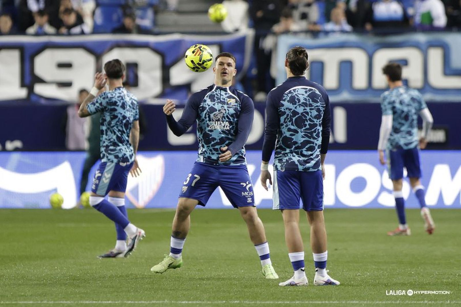 Rafa calienta antes del Málaga CF-Real Valladolid.