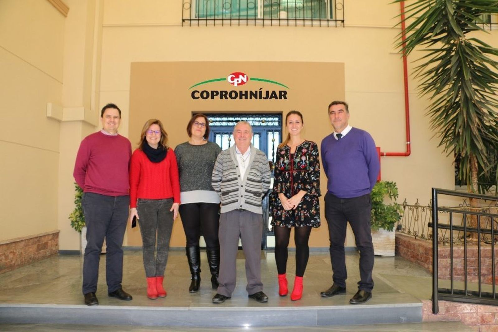 En el centro de la imagen, Juan Segura, presidente de Coprohníjar.