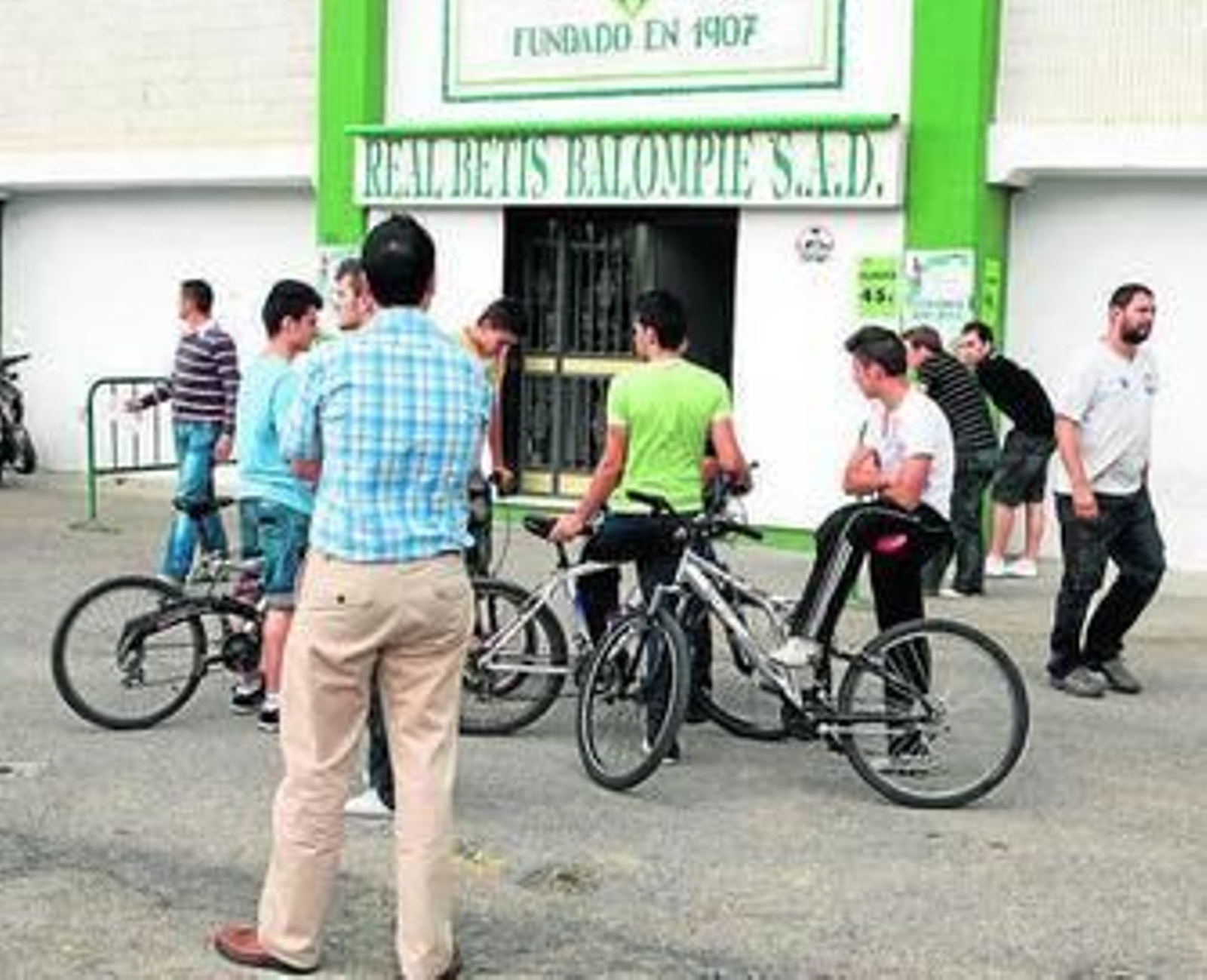 Peñistas acuden a la cita de ayer en Heliópolis.