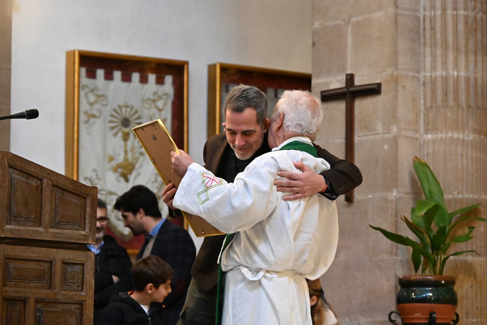 Las imágenes del homenaje de Villa del Río a su párroco emérito, Manuel Tirado Fernández