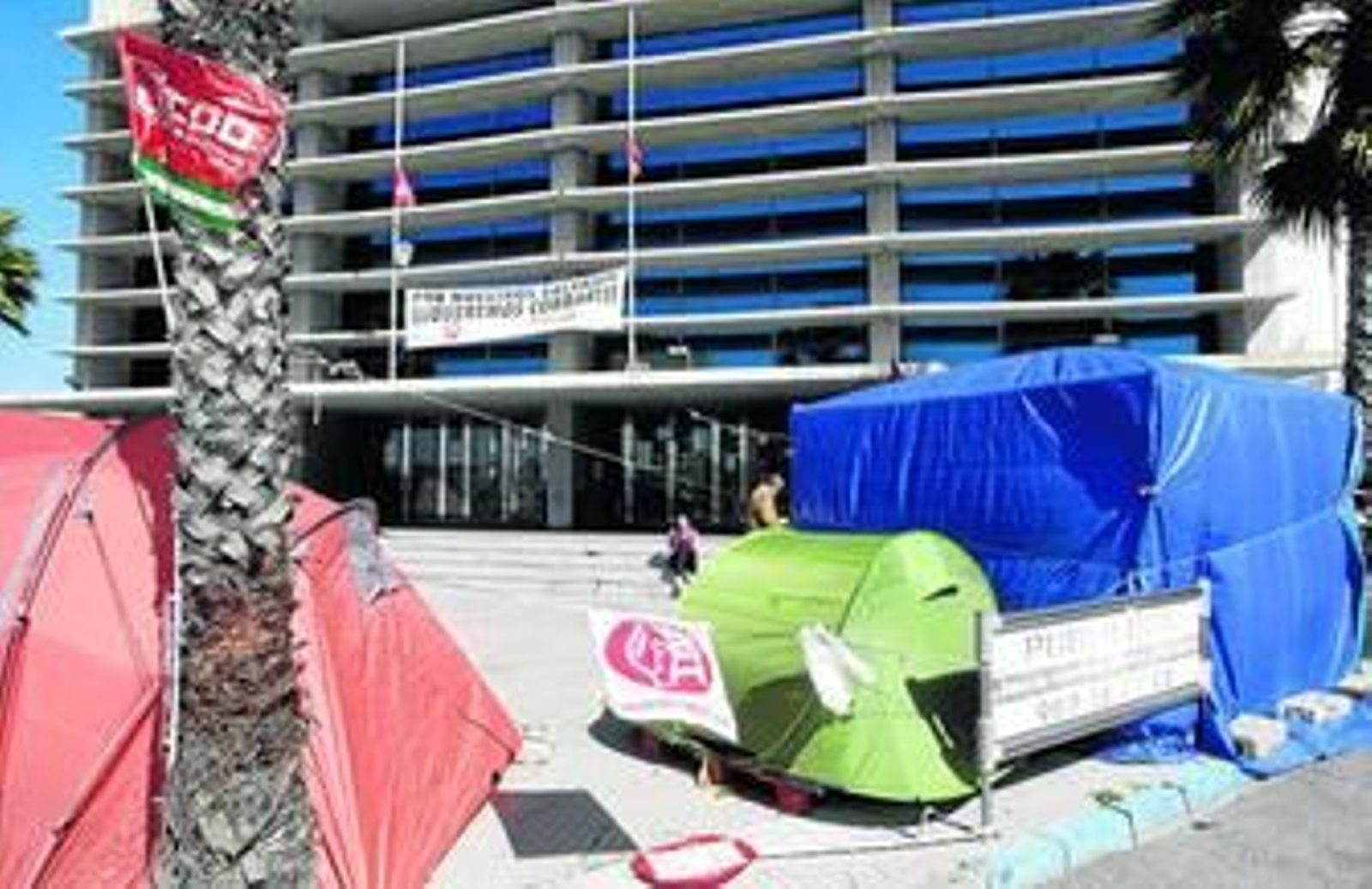 Instantánea del Palacio y de la acampada de delegados sindicales por el retraso de las nóminas.