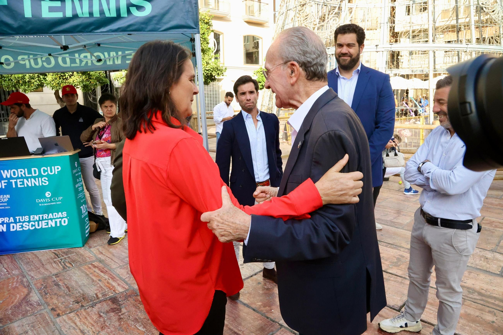 El alcalde De la Torre se anima a jugar con Conchita Martínez en la presentación de la BJKC