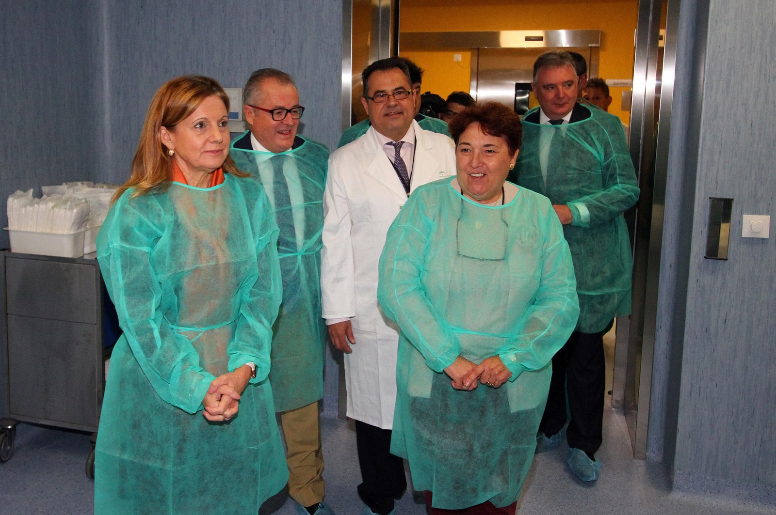 Imágenes de la visita de la consejera de Salud, Marina Alvarez, a los dos nuevos quirófanos que estrenará el Hospital Infanta Elena.