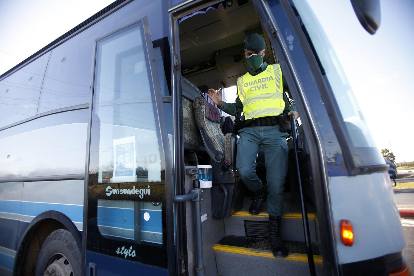 Controles de la Guardia Civil en los accesos a la costa de Huelva