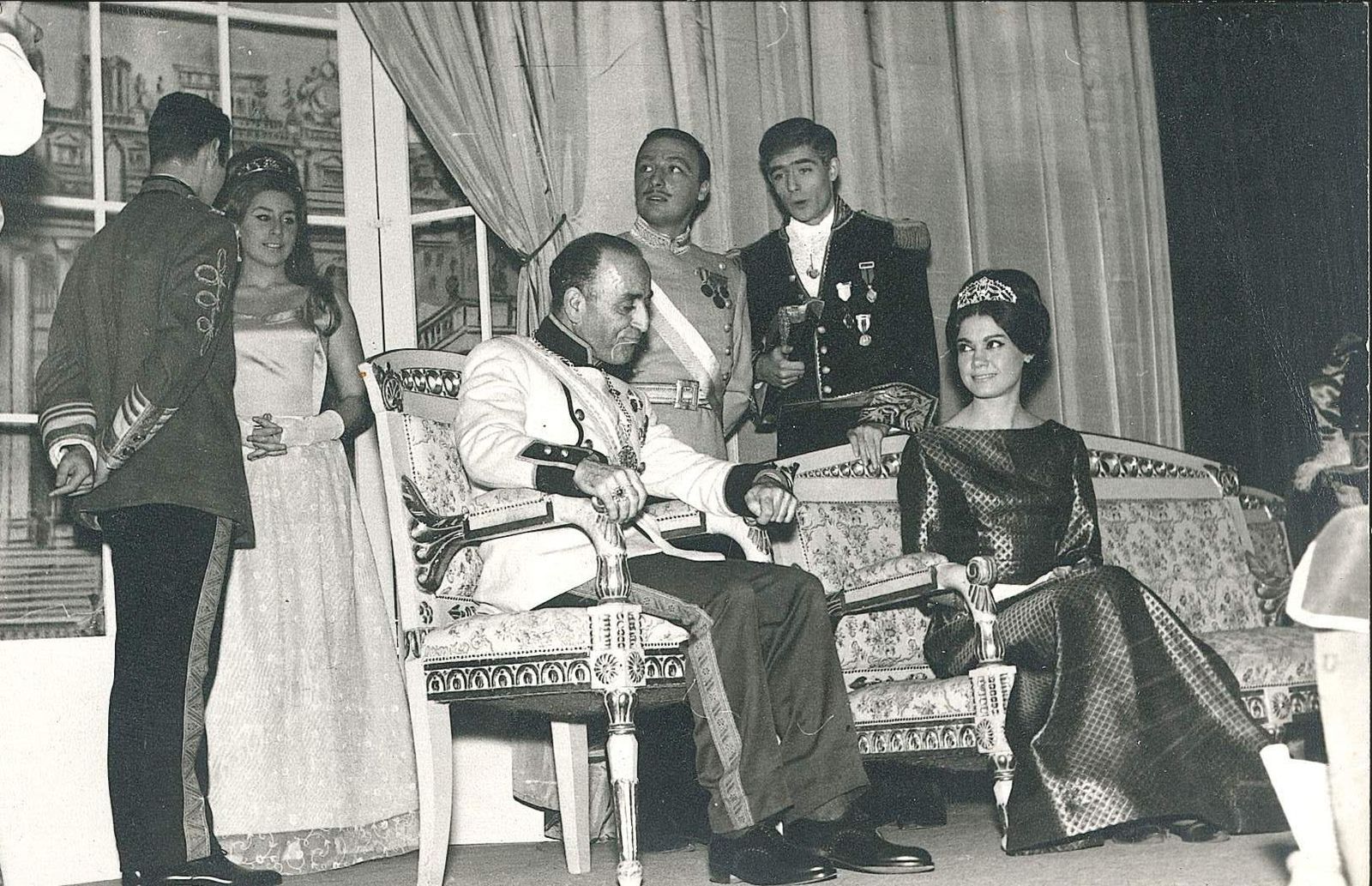 De pie a la derecha, José María Guadalupe en su época de actor, al lado de Raúl Sender. A la izquierda, de pie, está Fiorella Faltoyano.