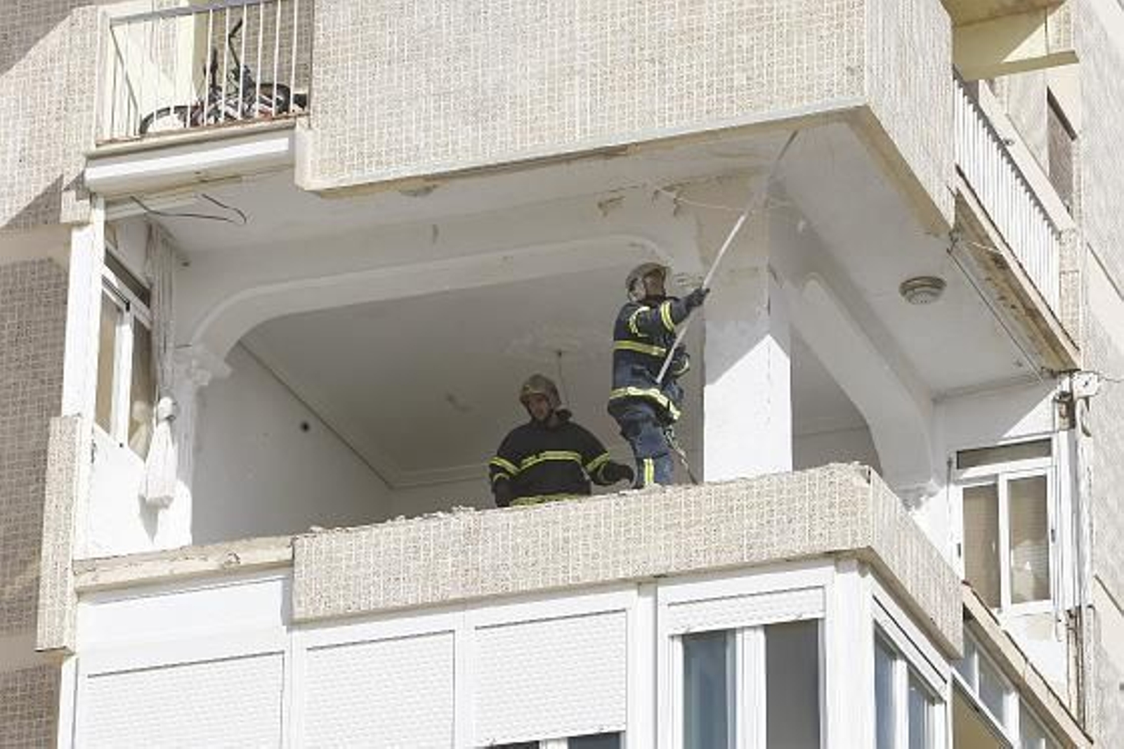 La noche de viento y lluvia se salda con múltiples destrozos en la capital. 

Foto: Jose Braza